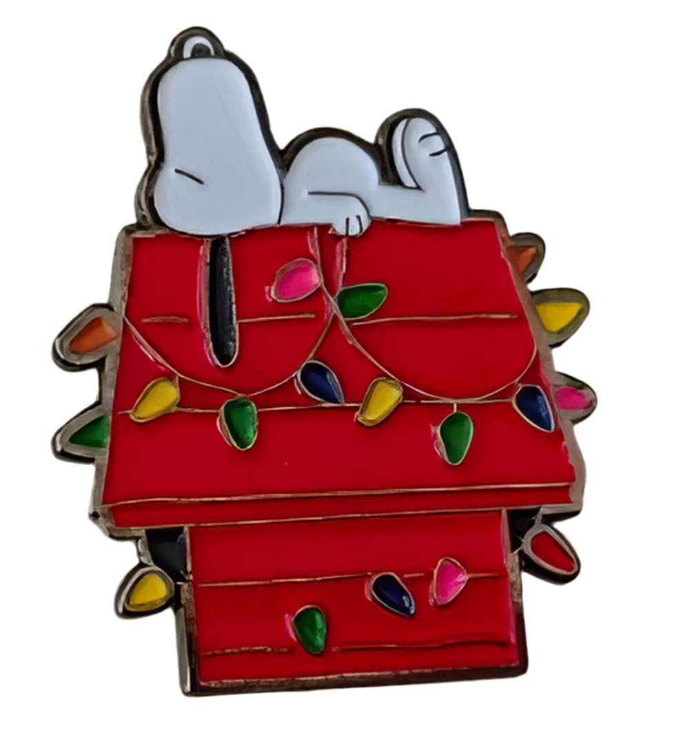PEANUTS "A CHARLIE BROWN CHRISTMAS" - SNOOPY ON DOGHOUSE NEEDLEMINDER