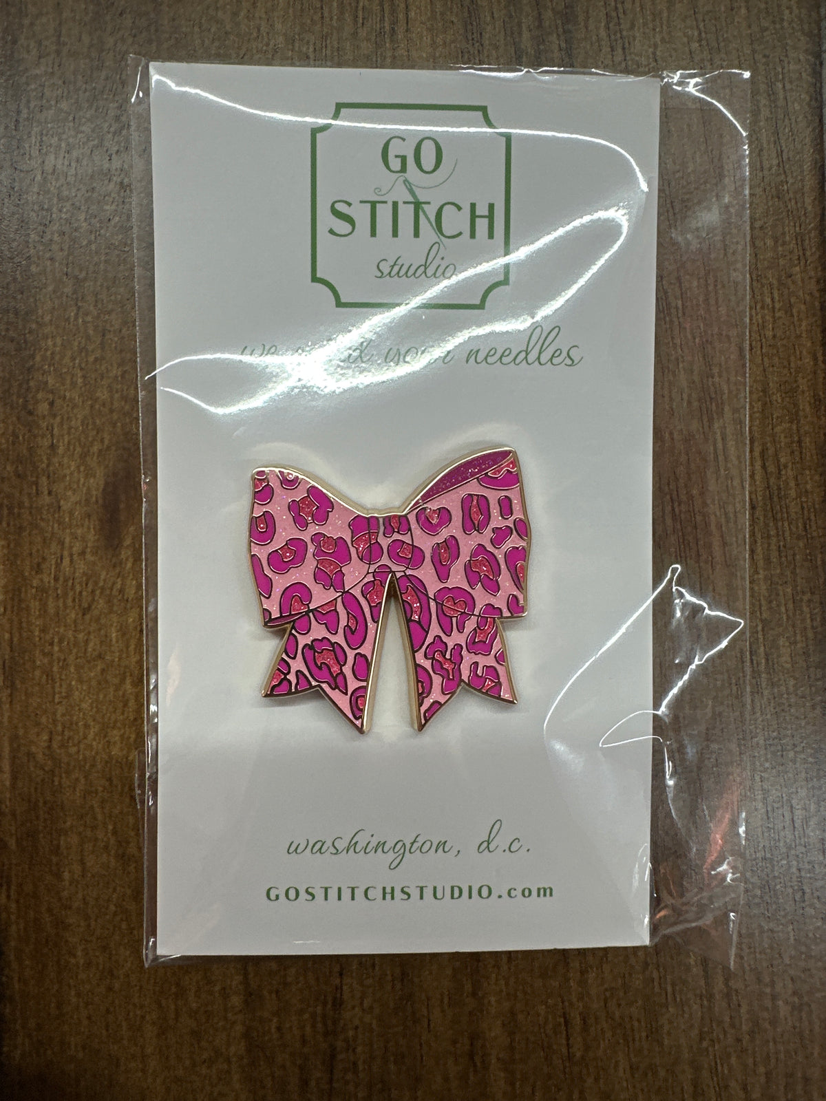 Pink Leopard Bow Needle Minder