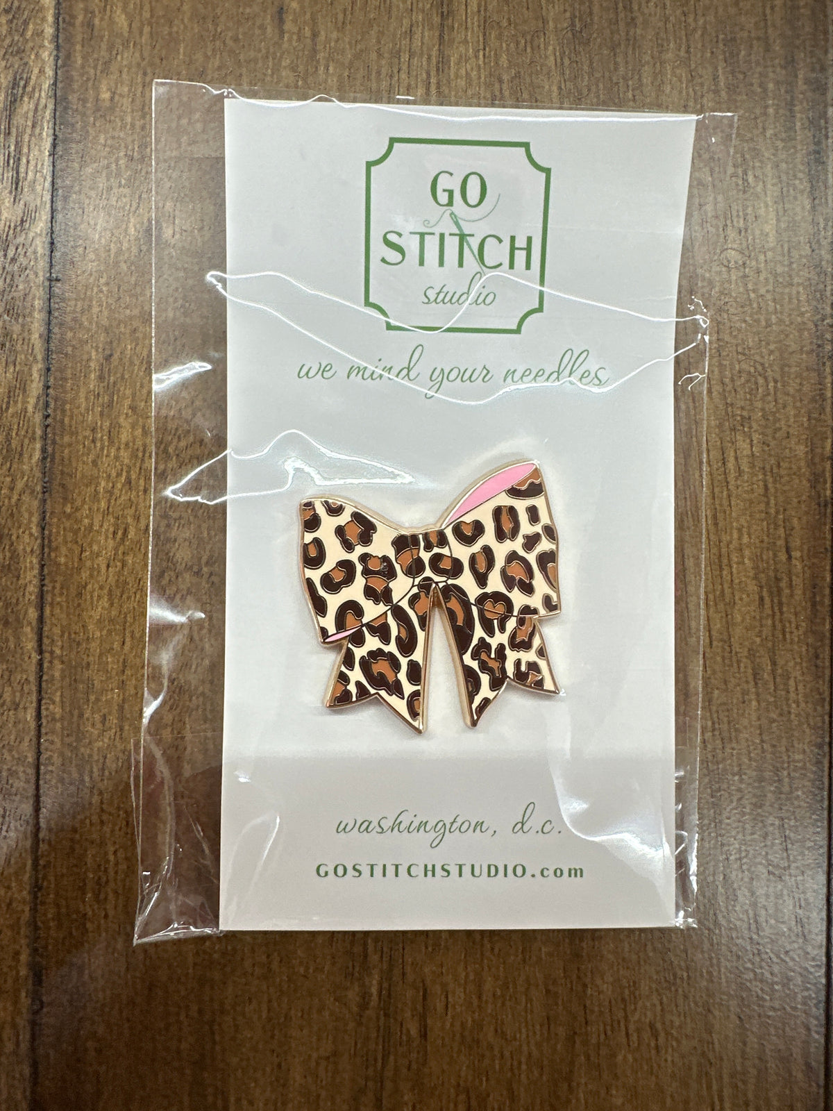 Leopard Bow Needle Minder