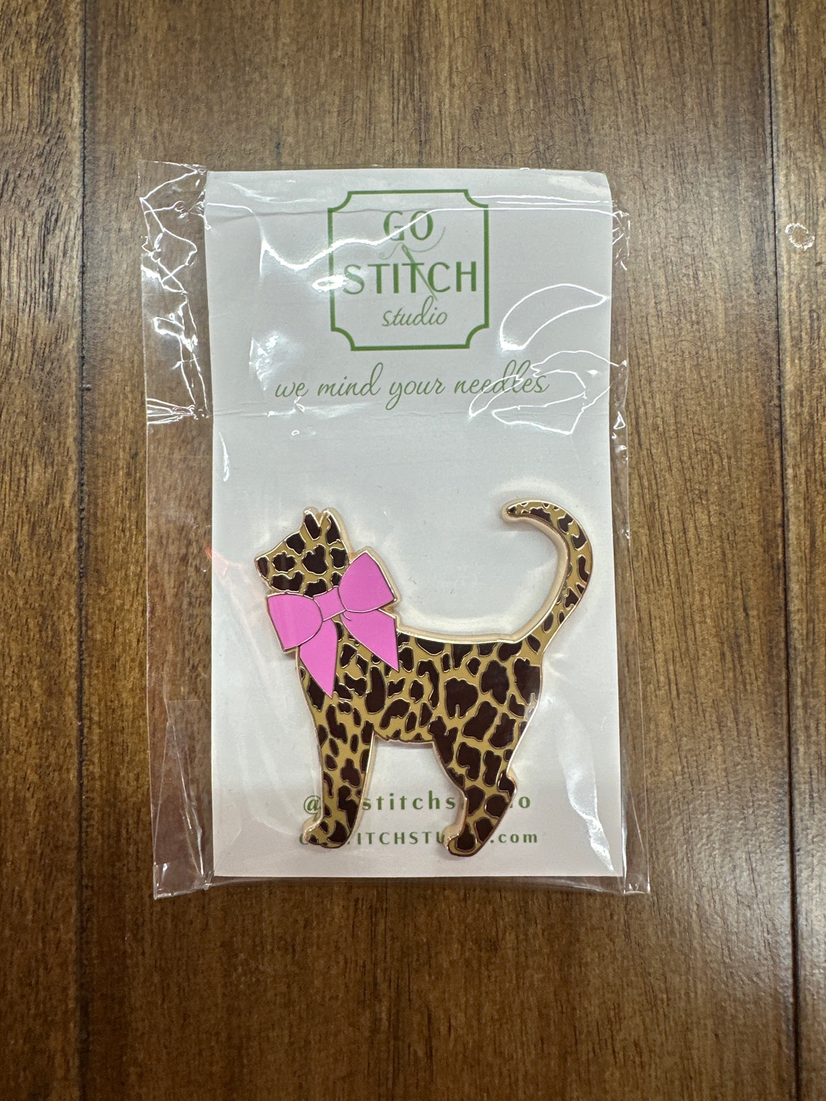 Big Cat Needle Minder